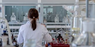 Ile zarabia lekarz w USA miesięcznie?