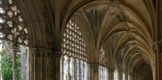 Kto pierwszy się kłania?